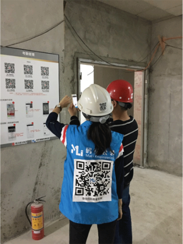 工作人员指导项目人员如何考勤