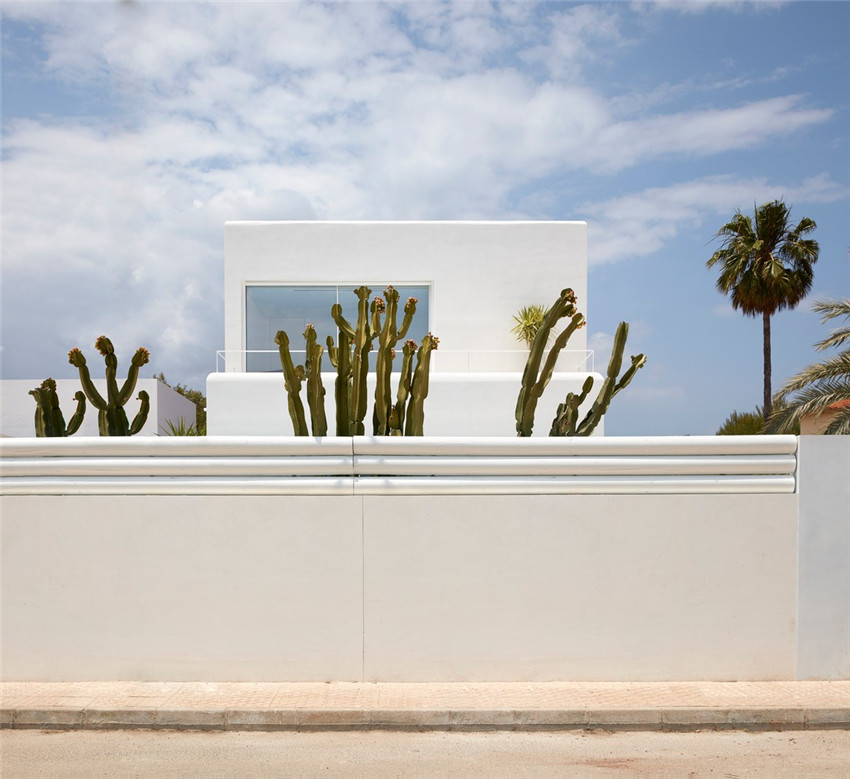 Carles Faus Arquitectura：伊比赞乡村风格纯白住宅